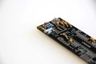 Bare-Bones-Real-Time-Clock-Arduino-Ding: Das Uhrenquarzgehäuse anlöten