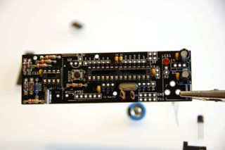 Bare-Bones-Real-Time-Clock-Arduino-Ding: Die Elektrolyt-Kondensatoren