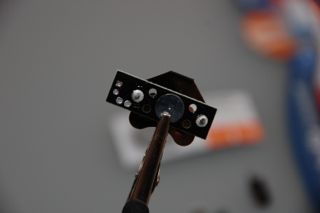 Bristle-Bot-Bausatz: Knopfzellenhalter auflöten