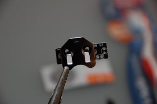 Bristle-Bot-Bausatz: Knopfzellenhalterverwenden