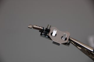 Bristle-Bot-Bausatz: Stiftleiste einlöten