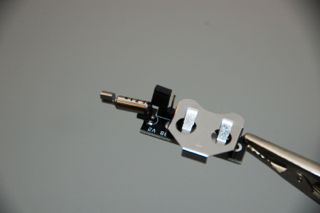 Bristle-Bot-Bausatz: Jumper stecken