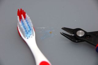 Bristle-Bot-Bausatz: Borsten behandeln