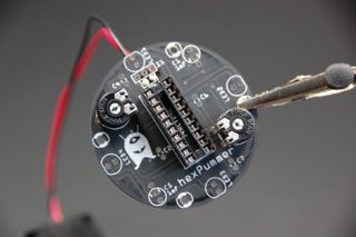 runder Hex-Pummer: IC-Sockel einlöten