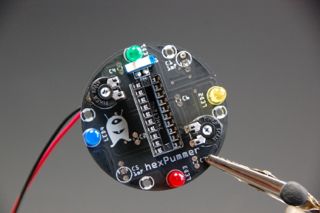 runder Hex-Pummer: Die LEDs und der Schalter