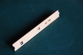 Wort-Wecker-Gehäuse: Bedienleiste Außenseite