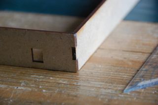 Wort-Wecker-Gehäuse: Nut & Feder
