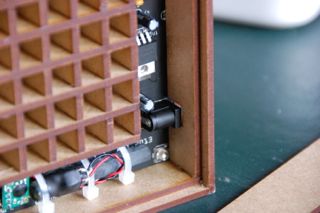 Wort-Wecker-Gehäuse: Hohlstecker-Buchse