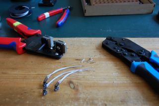 Wort-Wecker-Gehäuse: Kurzhubtaster-Kabel crimpen