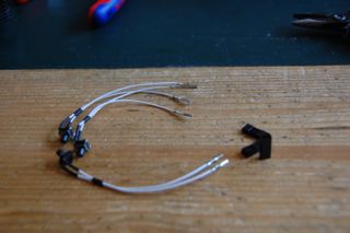 Wort-Wecker-Gehäuse: Crimp-CV-Kontakte schrumpfen