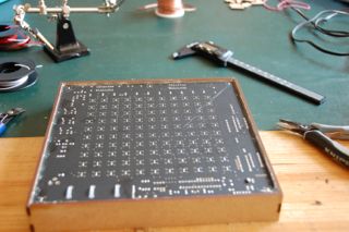 Wort-Wecker-Gehäuse: Platine einkleben
